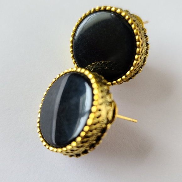 Jewelry - Black & gold stud earrings